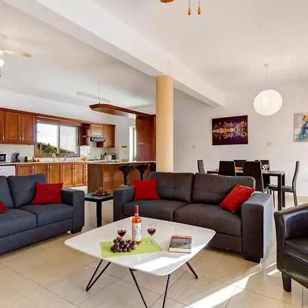 Phoebe By * פאהיה